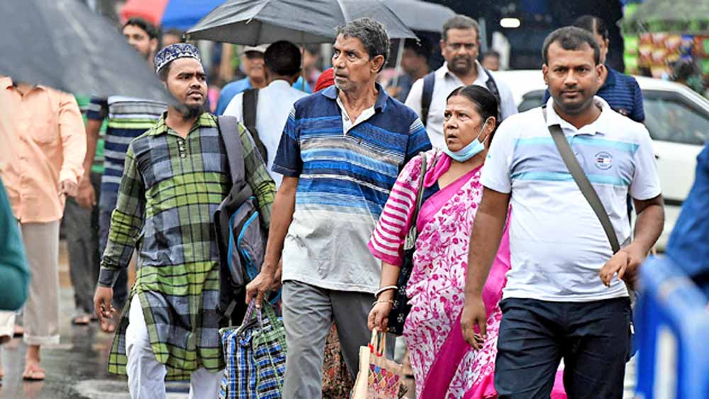 শঙ্কা: মাস্কহীন ভিড় ধর্মতলায়। শুক্রবার।