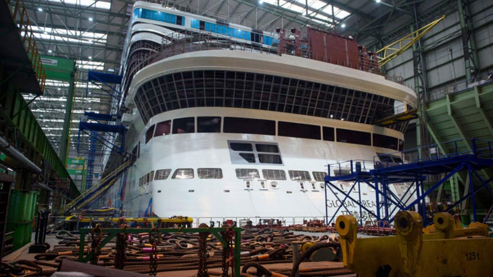 সমুদ্রের বদলে সেটির প্রথম যাত্রাপথ যন্ত্রপাতির ভাগাড়। বর্তমানে জার্মানির এক ডকে পড়ে থাকা বিশাল এই জাহাজটিকে নিতে কিন্তু ইচ্ছুক নন কেউই।