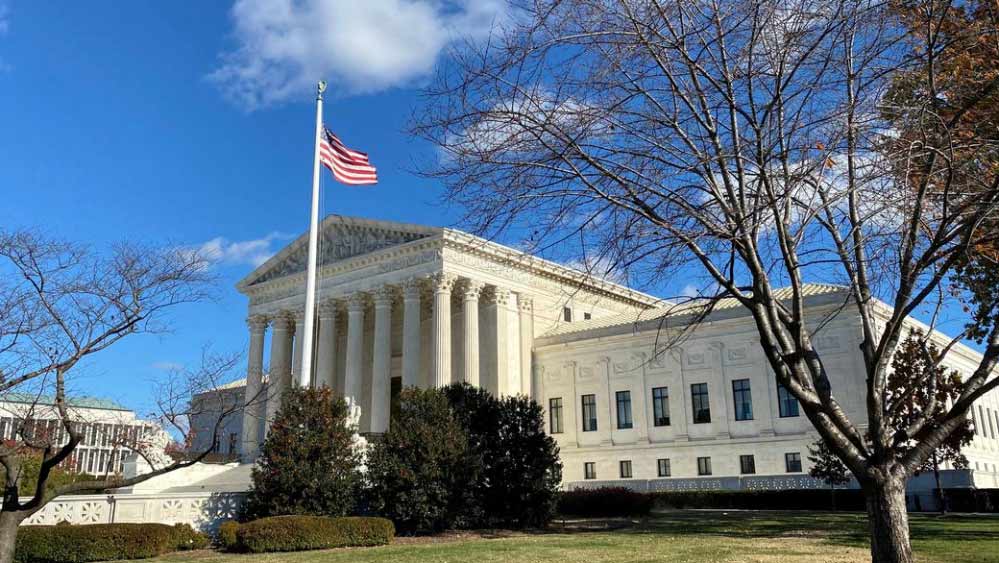 আমেরিকায় মহিলাদের পাঁচ দশকের অধিকার কেড়ে নিল সে দেশের সুপ্রিম কোর্ট। গর্ভপাতের সংবিধানিক অধিকার বাতিল করা দিয়ে শীর্ষ আদালত জানিয়েছে, এই বিষয়ে অনুমোদন দেওয়ার বা না দেওয়ার ভার প্রতিটি প্রদেশের উপর ছেড়ে দেওয়া উচিত।