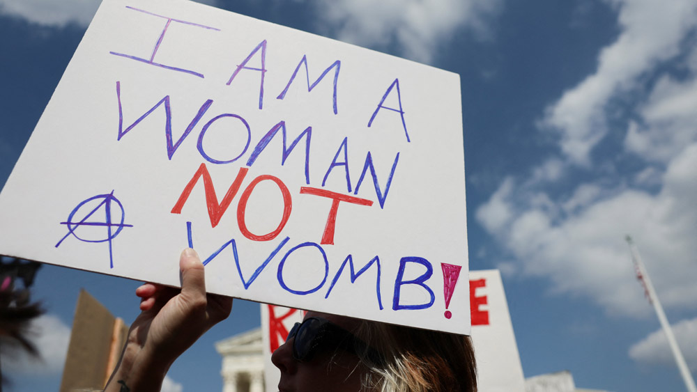 এমন রায় যে সুপ্রিম কোর্ট দিতে পারে, তার খসড়া নথি কয়েক সপ্তাহ আগে ফাঁস হয়ে যায়। তা নিয়ে দেশ জুড়ে শুরু হয় তীব্র বিতর্ক এবং প্রতিবাদও।