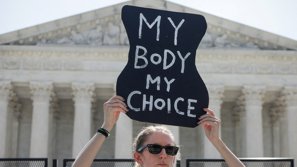 মিসিসিপিতে গর্ভধারণের ১৫ সপ্তাহ পর গর্ভপাত নিষিদ্ধ করার আইনকে চ্যালেঞ্জ করে একটি মামলা হয় সুপ্রিম কোর্টে। সেই মামলাতেই আদালত এই রায় দিয়েছে।