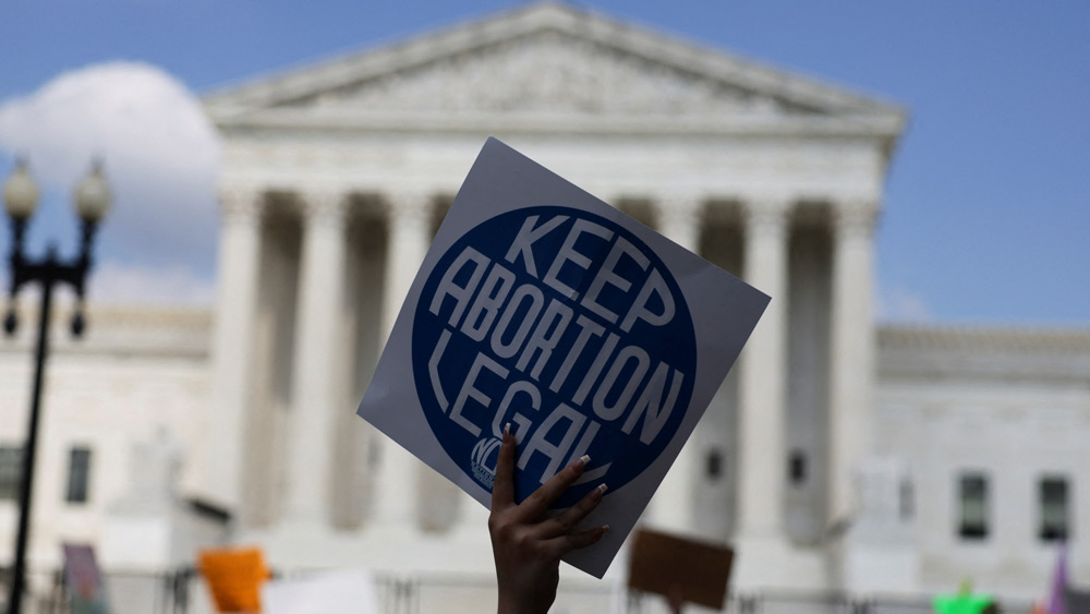 মনে করা হচ্ছে, এই রায়ের ফলে আমেরিকার অর্ধেকেরও বেশি প্রদেশ গর্ভপাতকে নিষিদ্ধ ঘোষণা করবে। এর সঙ্গে গর্ভপাতের বিরুদ্ধে নানা রকম বিধি-নিষেধ আরোপ করবে।