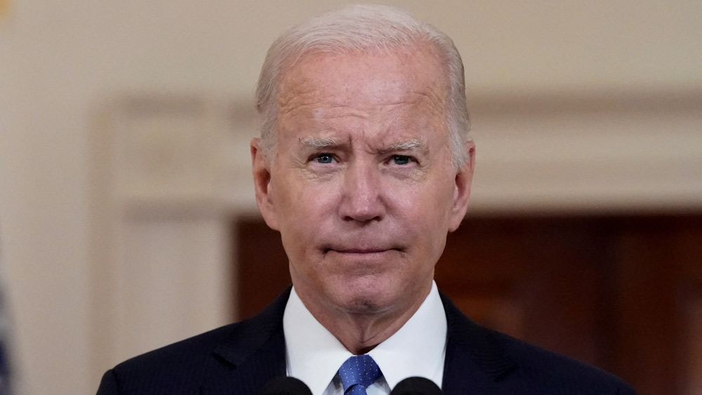 শীর্ষ আদালতের রায়ের পর আমেরিকার প্রেসিডেন্ট জো বাইডেন জাতির উদ্দেশে ভাষণে বলেন, ‘‘গর্ভপাত নিয়ে পাঁচ দশক আগের রায়কে বাতিল করে সুপ্রিম কোর্ট মারাত্মক ভুল করেছে।’’