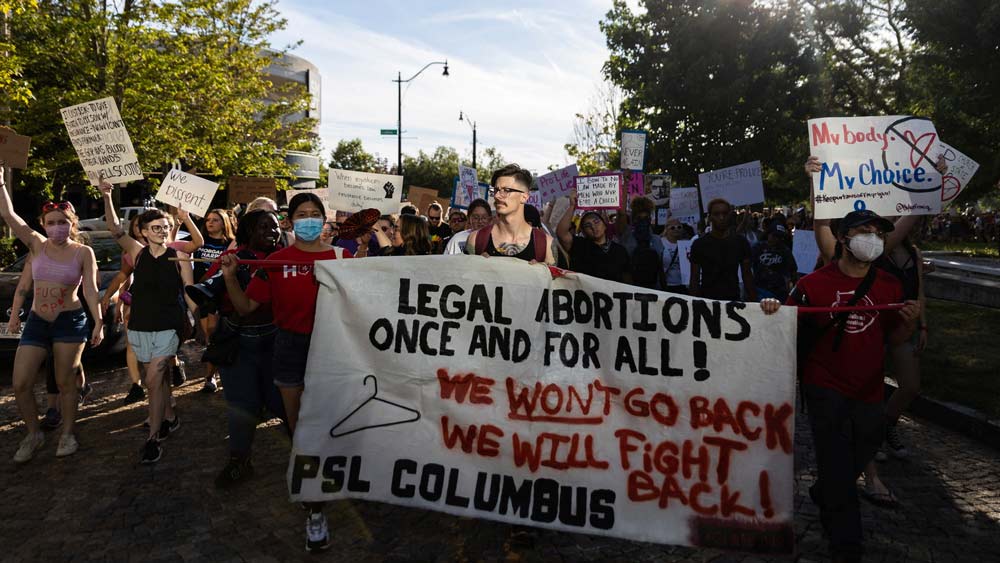 তিনি আরও বলেন, ‘‘আমেরিকানদের সংবিধানপ্রদত্ত মৌলিক অধিকার কেড়ে নিয়েছে আদালত।’’ তাঁর মতে, এই রায়ের ফলে দেশ ১৫০ বছর পিছিয়ে গেল।