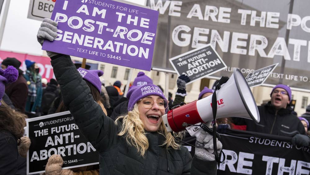তবে এই রায় দক্ষিণপন্থী ও ধর্মীয় রক্ষণশীলদের কাছে বড় জয়। ১৯৭৩ সালে গর্ভপাতকে বৈধতা দেওয়ার বিরুদ্ধে যাঁরা আন্দোলন করে আসছিলেন, তাঁদের মধ্যে অনেকে রায় জানার পর উচ্ছ্বাসে ফেটে পড়েন।