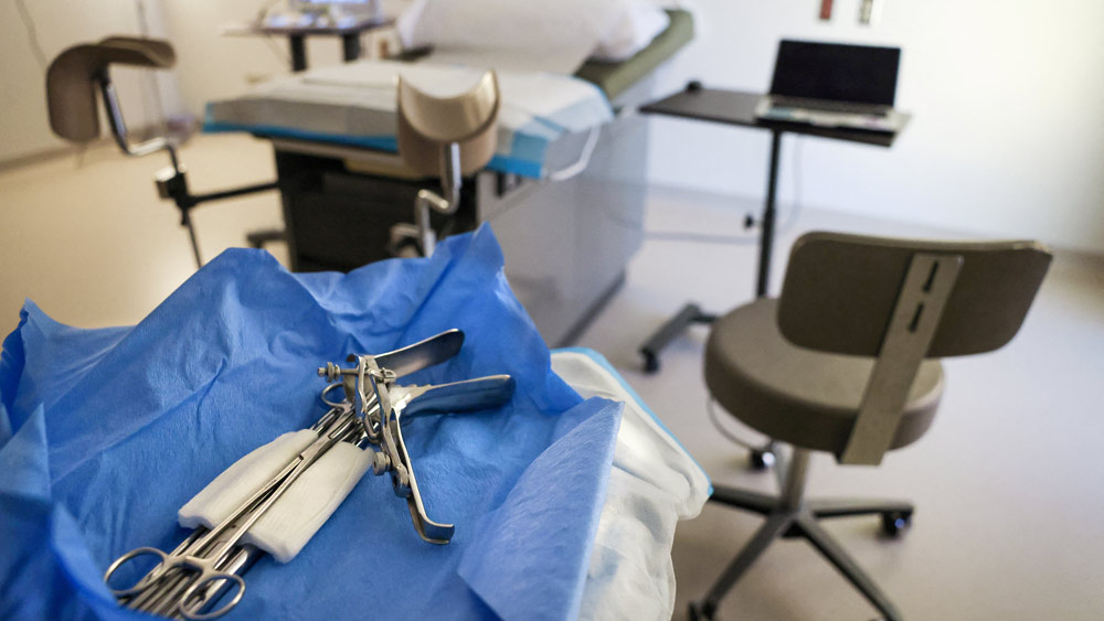 গর্ভপাতের পদ্ধতি হিসাবে ওষুধ খাওয়া বর্তমানে আমেরিকায় জনপ্রিয়। ‘দুই-পিল (টু-পিল)’ পদ্ধতিতে আমেরিকান মহিলারা সাধারণত গর্ভপাত করিয়ে থাকেন।