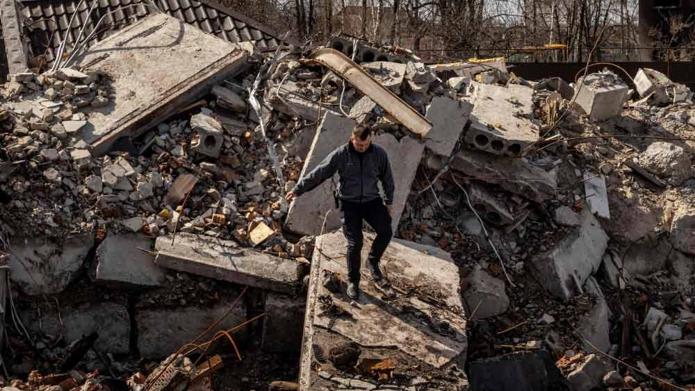 অতঃপর, পাঁচ মাস কেটে গেলেও শান্তি এখনও অধরা ইউক্রেনে। কবে শান্তি ফিরবে, যুদ্ধ থামবে— তার কোনও সদুত্তর কোনও পক্ষের কাছেই আপাতত নেই।