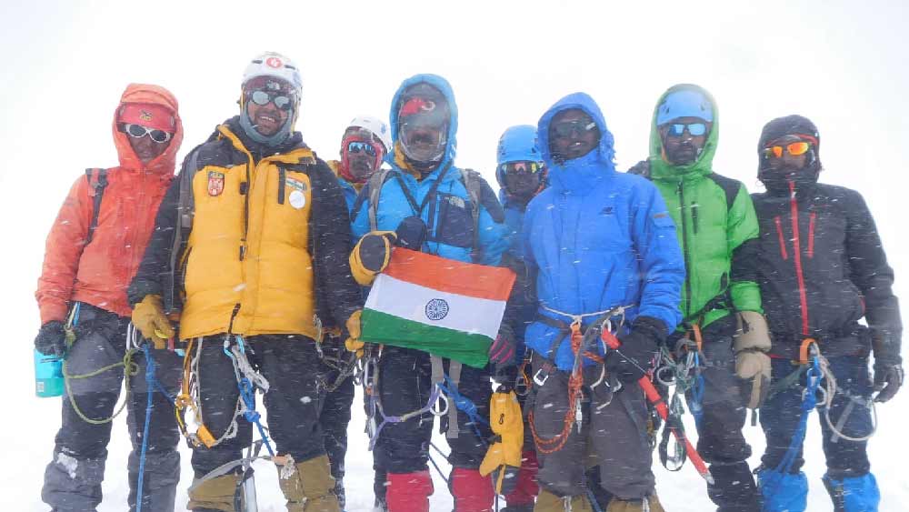 হিমালয়ের অন্যতম কঠিন শৃঙ্গ ইন্দ্রাসন ও দেও টিব্বা জয় করে ফিরলেন হুগলির চুঁচুড়ার বাসিন্দা দেবাশিস মজুমদার। 
