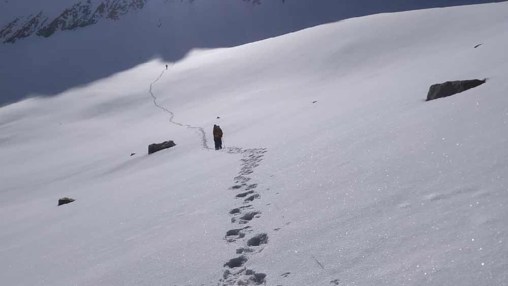 সোনারপুর আরোহীর সদস্য দেবাশিসের আগামী লক্ষ্য ২০২৫ সালে এভারেস্ট জয়। এর আগে ধৌলাগিরি-মানসালু-এভারেস্ট-লোৎসে এই চার-চারটি আট হাজারি শৃঙ্গ ছুঁয়েছেন হুগলি জেলারই বাসিন্দা পিয়ালি বসাক। এ বার রেকর্ড গড়লেন দেবাশিস।