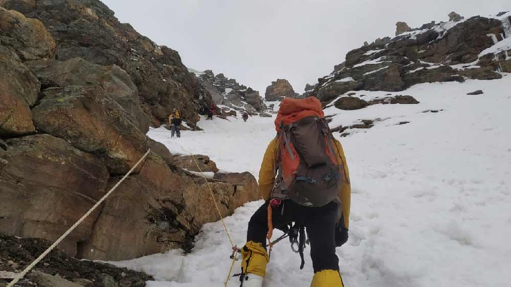 ১৫ জুন পীর পঞ্জাল হিমালয়ের সবচেয়ে কঠিন শৃঙ্গ সামিট করে ওই দলের বাকি ছয় জয় অভিযাত্রী। বাকিরা অবশ্য খারাপ আবহাওয়ার জন্য ক্যাম্পেই ফিরে আসেন। 