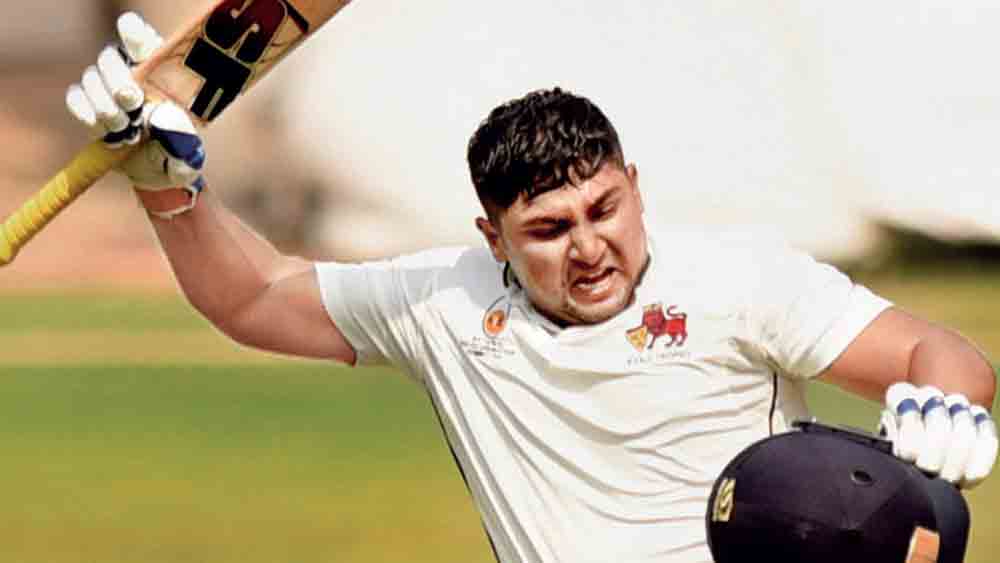 রঞ্জি ফাইনালে শতরানের পর সরফরাজ।