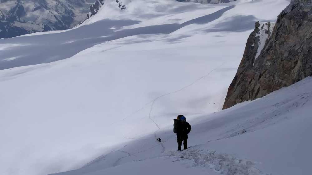 বাড়ি ফিরে নিজের অভিজ্ঞতা শোনালেন দেবাশিস। তাঁর কথায়, ‘‘পরিস্থিতি খারাপ ছিল। আবহাওয়ার খামখেয়ালিপনায় সবাই যেতে পারেননি। প্রথমে চার দিন তো বেস ক্যাম্পে বসেছিলাম।’’