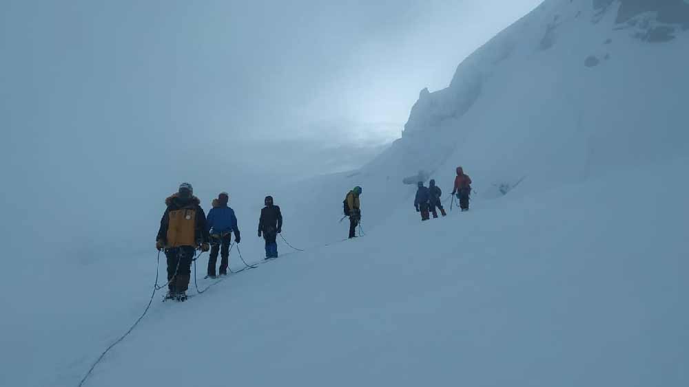 হলুদ টি-শার্ট পরা দেবাশিসের কথায়, ‘‘২২ ঘণ্টার সামিট মার্চ ছিল। সেই রাতটাই শুধু আবহাওয়া ভাল ছিল। তার পর দিন থেকে যা-তা পরিস্থিতি। স্নো-ফল হয়। কোনও রকম টলতে টলতে সামিট ক্যাম্পে ঢুকি। পরের দিন আবার বেরিয়ে পড়ি।’’ 