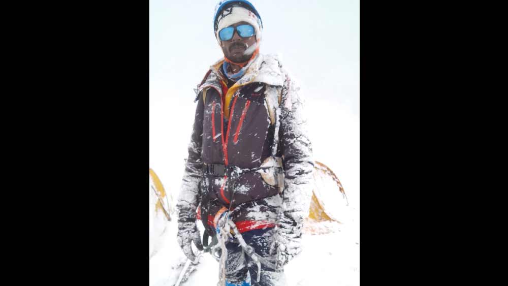  অভিযানে ঝুঁকি ছিল, কিন্তু স্বপ্ন তো এখানেই শেষ নয়। হেসে উঠে দেবাশিস বলেন, ‘‘পর্বতারোহণে প্রচুর পয়সা লাগে। পিয়ালির সঙ্গে পরিচয় আছে। ওর মতো, আমার মতো-প্রত্যেক পর্বতারোহীর স্বপ্ন এভারেস্ট জয়ের। কিন্তু ২৫-৩০ লক্ষ টাকা প্রয়োজন। দেখা যাক কী হয়।’’