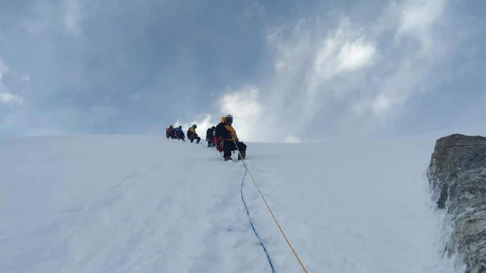 আদতে চুঁচুড়া সুইমিং ক্লাবে সাঁতার শেখান দেবাশিস। ২০১৫ সাল থেকে পাহাড়ে চড়ার নেশা জাঁকিয়ে বসে। 