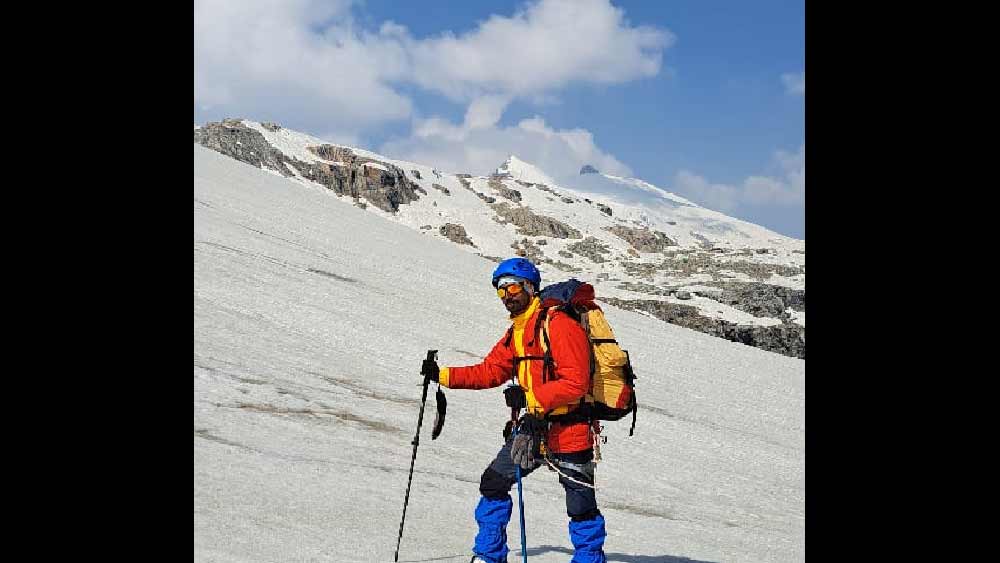 পর্বতারোহণের প্রশিক্ষণ নিয়ে শুরু হয় পাহাড় চড়া। আগেই বিসি রায় এবং নন্দা ঘুন্টি শৃঙ্গ জয় করেছেন দেবাশিস।