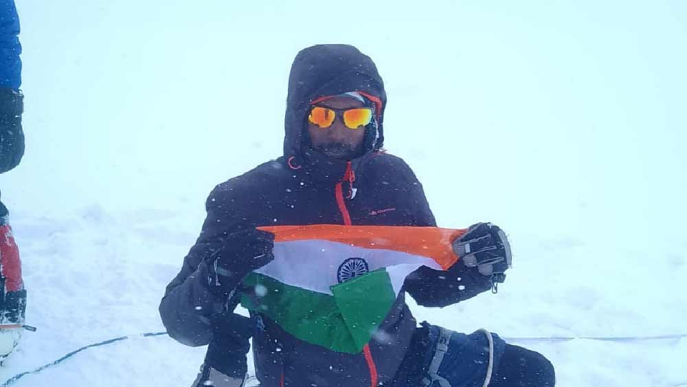 চুঁচুড়ার পর্বতারোহী বাড়ি ফিরে বলেন, ‘‘খুব ‘টেকনিক্যাল পিক’ হল ইন্দ্রাসন। বিপজ্জনকও বটে। প্রতি পদে বিপদ নিয়ে বরফ কেটে এগিয়ে যেতে হয়। তার উপর খারাপ আবহাওয়া।’’