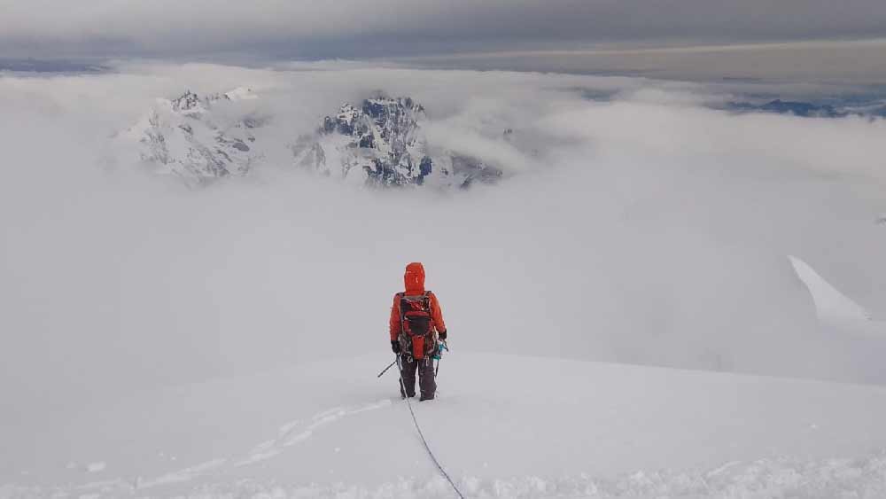 দেবাশিষ জানান, তিন দিন ক্যাম্পে বসে থাকতে হয়েছে তুষার ঝড়ের কারণে। সত্যরূপ সিদ্ধান্ত, রুদ্রপ্রসাদ হালদার ছিলেন তাঁদের দলে।