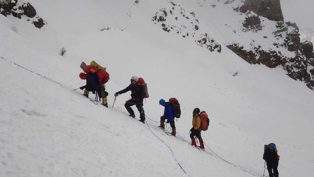কিছু দিন আগেই চন্দননগরের মেয়ে পিয়ালী বসাক এভারেস্ট জয় করে ফিরেছেন। দেবাশিস বলেন, ‘‘এভারেস্ট জয় প্রত্যেক পর্বতারোহীর কাছে স্বপ্ন।’’