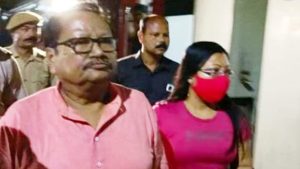 ববিতার দাবি, যদি নিয়ম মেনে নিয়োগ হত, তা হলে এত দিনে শিক্ষিকা হিসেবে তিনি চার বছর পার করতেন। কিন্তু মেধাতালিকায় ঠাঁই হওয়ার পরও ববিতা চাকরি করার সুযোগ পাননি। সেই জায়গায় প্রায় চার বছর ধরে রমরমিয়ে চাকরি করেন পরেশ-কন্যা অঙ্কিতা। এর প্রতিবাদেই লড়াই শুরু। এর পর দীর্ঘ আইনি লড়াইয়ের পর শুক্রবার জয় এসেছে তাঁর হাতে।