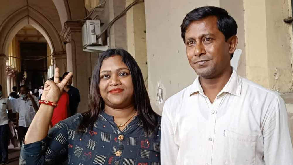 শুক্রবার কলকাতা হাই কোর্টের নির্দেশের পর আদালত থেকে বেরিয়ে হাসিমুখেই হাত তুলে জয়ের প্রতীক দেখান ববিতা। শিলিগুড়ির এই লড়াকু মেয়ের কথা এখন বাংলার ঘরে ঘরে।