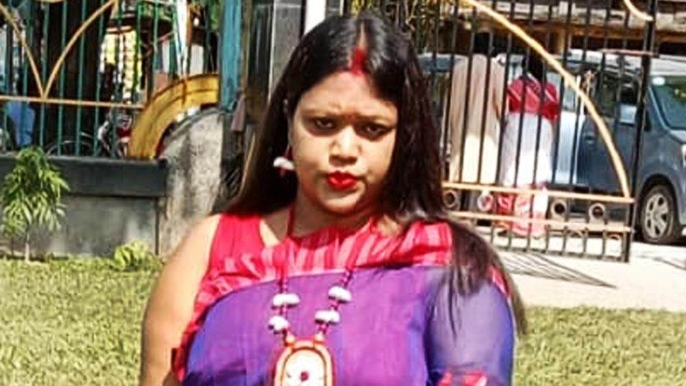 ববিতার বাড়ি শিলিগুড়ির কোর্ট মোড়ে। এসএসসি-র যে মেধাতালিকার শীর্ষে মন্ত্রীকন্যার নাম উঠেছিল, বেশি নম্বর পেয়েও সেই তালিকা থেকে ছিটকে গিয়েছিলেন ববিতা।