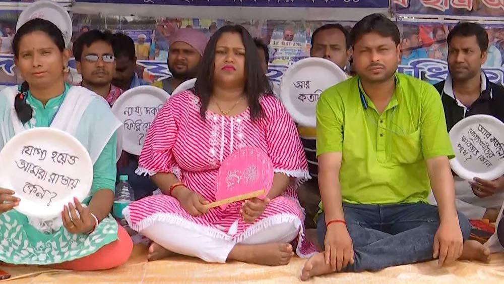 র‌্যাঙ্কিংয়ের কার্ড নিয়ে ধর্নামঞ্চ থেকে শুরু করে এসএসসি কর্তৃপক্ষ— কোথাও যেতে বাকি রাখেননি ববিতা। এমনকি, তথ্য জানার অধিকার আইনেও প্রশ্ন করেছেন। জানতে চেয়েছেন, তাঁর এবং অঙ্কিতার প্রাপ্ত নম্বর কত?