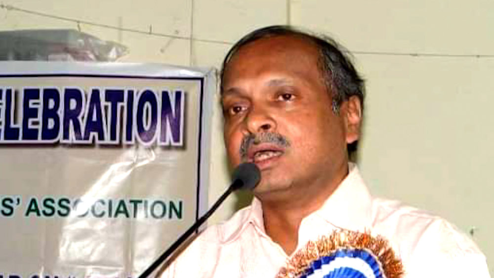 পরেশ-কন্যার নিয়োগ দুর্নীতি প্রকাশ্যে আনার কৃতিত্ব এসএসসির চেয়ারম্যান সিদ্ধার্থ মজুমদারকেও দিচ্ছেন অনেকে। কারণ হাই কোর্টে তিনিই জানিয়েছিলেন, পরেশের কন্যাকে অবৈধ ভাবে শিক্ষকতার চাকরি দেওয়ার কথা। কিন্তু শিলিগুড়ির কোর্ট মোড়ের ববিতা যদি তাঁর অধিকার বুঝে নেওয়ার লড়াই চালিয়ে না যেতেন, তবে সিদ্ধার্থের একার পক্ষে মন্ত্রীর গোপন বন্দোবস্ত ফাঁস করা সম্ভব হত না।