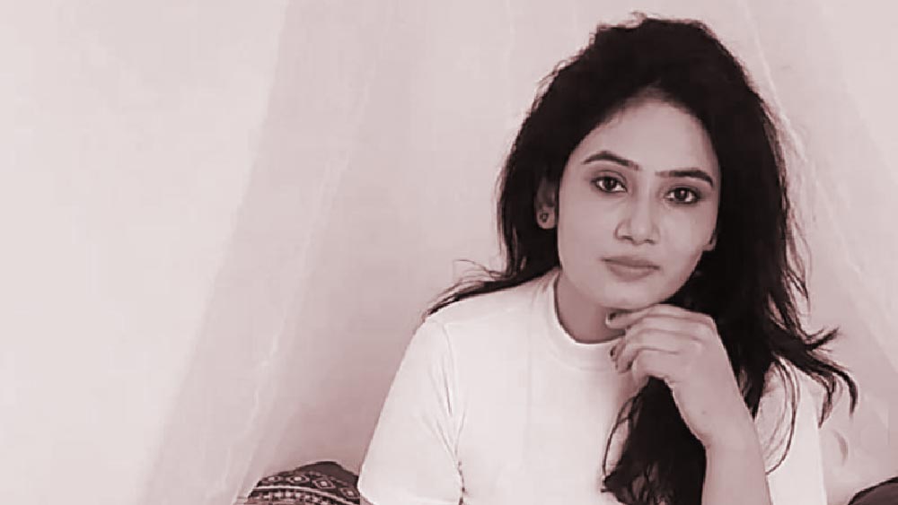 ব্লগারের নাম রিতিকা সিংহ। স্বামীর সঙ্গে বিচ্ছেদের পর আগরার তাজগঞ্জে একটি ফ্ল্যাটে লিভ ইন সঙ্গী বিপুলের সঙ্গে থাকতেন। তাঁর সঙ্গে ফেসবুকে আলাপ হয়েছিল রিতিকার। 