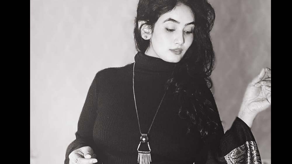 আকাশরা যখন রিতিকার ফ্ল্যাটে যান, লিভ ইন সঙ্গী বিপুল ফ্ল্যাটেই ছিলেন। বিপুলের অভিযোগ, আকাশ এবং দুই মহিলা ঘরে ঢুকেই তাঁদের দু’জনকে মারতে শুরু করেন। তার পর বিপুলের হাত বেঁধে বাথরুমের মধ্যে আটকে দেন আকাশ এবং দুই মহিলা।  