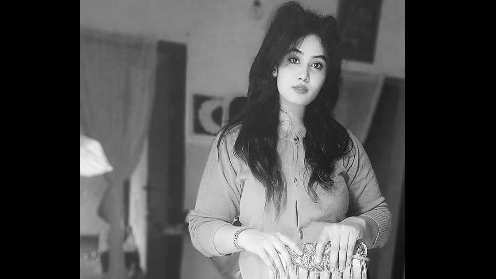 বিপুলের দাবি, তিনি বাথরুমের জানলা ভেঙে প্রতিবেশীদের চিৎকার করে ডাকতে থাকেন। সেই আওয়াজ শুনে পাশের ফ্ল্যাটের লোকেরা ছুটে আসেন। প্রত্যক্ষদর্শীদের দাবি, মিনিট ২০ পর উপর থেকে ভারী কিছু পড়ার আওয়াজ, সেই সঙ্গে আর্তনাদ শুনতে পেয়েছিলেন। নিরাপত্তারক্ষী আওয়াজ পেয়ে অ্যাপার্টমেন্টের পিছনের দিকে যেতেই দেখেন রিতিকা মুখ থুবড়ে পড়ে আছেন। রক্তে ভেসে যাচ্ছে চার দিক। তাঁর হাত-পা বাঁধা ছিল।