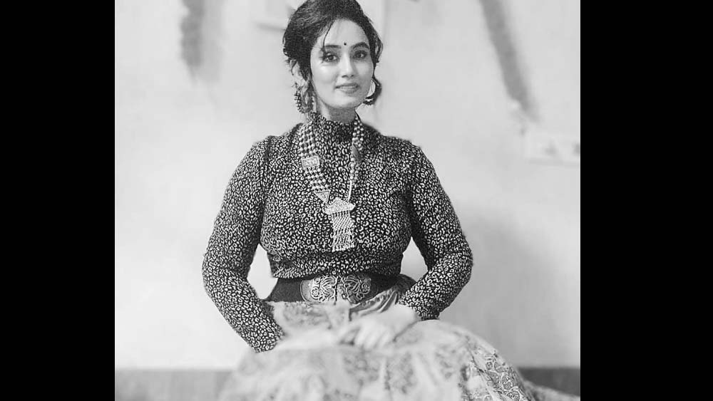 আগরার এসএসপি সুধীর কুমার সিংহ বলেন, “নাগলা মেওয়াটি এলাকায় পাঁচতলা থেকে এক মহিলার পড়ে মৃত্যুর খবর পাই। তদন্ত করে জানা যায়, তিনি এক জনের সঙ্গে ওই ফ্ল্যাটে থাকতেন। মহিলার প্রাক্তন স্বামী পরিবারের সদস্যদের নিয়ে আসেন। তাঁদের মধ্যে ঝামেলা হয়। তার পরই মহিলার হাত-পা বেঁধে ব্যালকনি থেকে ছুড়ে ফেলা হয় বলে অভিযোগ। মাথায় গুরুতর চোট পান মহিলা। হাসপাতালে নিয়ে গেলে চিকিৎসকরা মৃত বলে ঘোষণা করেন।”