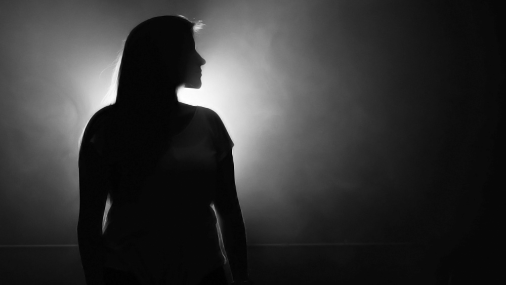 তিনি রানিকেই দোকান সামলানোর সম্পূর্ণ দায়িত্ব দেন। এখানেই বাধে গন্ডগোল। রানির হাতে হঠাৎ করেই প্রচুর টাকাপয়সা আসতে থাকে। তাঁর পোশাকআশাক, হাবভাবেও পরিবর্তন আসে। হঠাৎ এমন আমূল পরিবর্তন লক্ষ করে সন্দেহ হয় তাঁর স্বামীর।