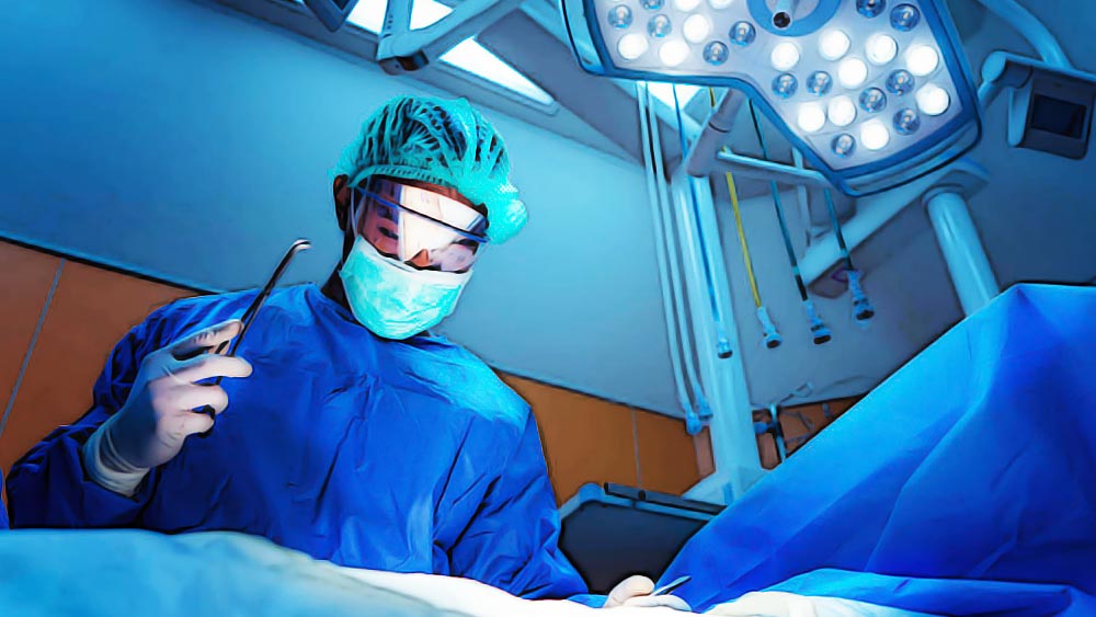 কেউ যাতে তাঁকে সন্দেহ না করে, তাই মঙ্গলবার সকালেও তিনি হাসপাতালে যান। দুপুর অবধি থেকে তিনি আবার বাড়ি ফিরে আসেন। আবার শুরু হয় মৃতদেহ কাটা। কিন্তু এর মধ্যেই তাঁর প্রতিবেশীরা পুলিশের কাছে তাঁর বিরুদ্ধে অভিযোগ দায়ের করেন।