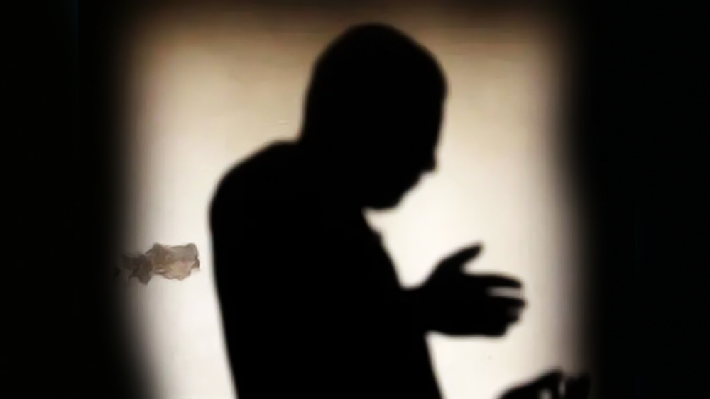 তাঁরা অভিযোগ করে বলেন, চিকিৎসককে রক্তমাখা জামায় মাঝেমাঝেই বাড়ির মধ্যে হাঁটাচলা করতে দেখা গিয়েছে। এমনকি, তাঁর বাড়ির দিক থেকে আসা অদ্ভুত পোড়া গন্ধে তাঁদের সন্দেহ আরও বেড়েছে।