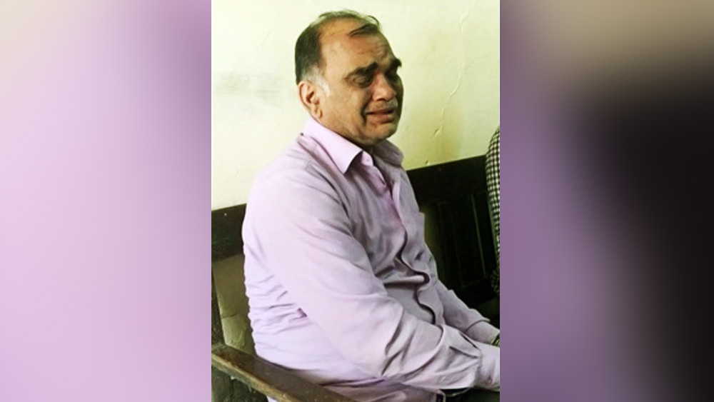 পুলিশ খোঁজ পেয়েই তাঁর বাড়িতে তল্লাশি করতে আসে। বাড়ির ভিতর এসে তারা হাতেনাতে প্রমাণ পায়। ঘর জুড়ে রক্ত, মাংসের টুকরো ছড়ানো। বড় ড্রাম ও বাসনের ভিতরেও মাংসের টুকরো ভেসে রয়েছে।