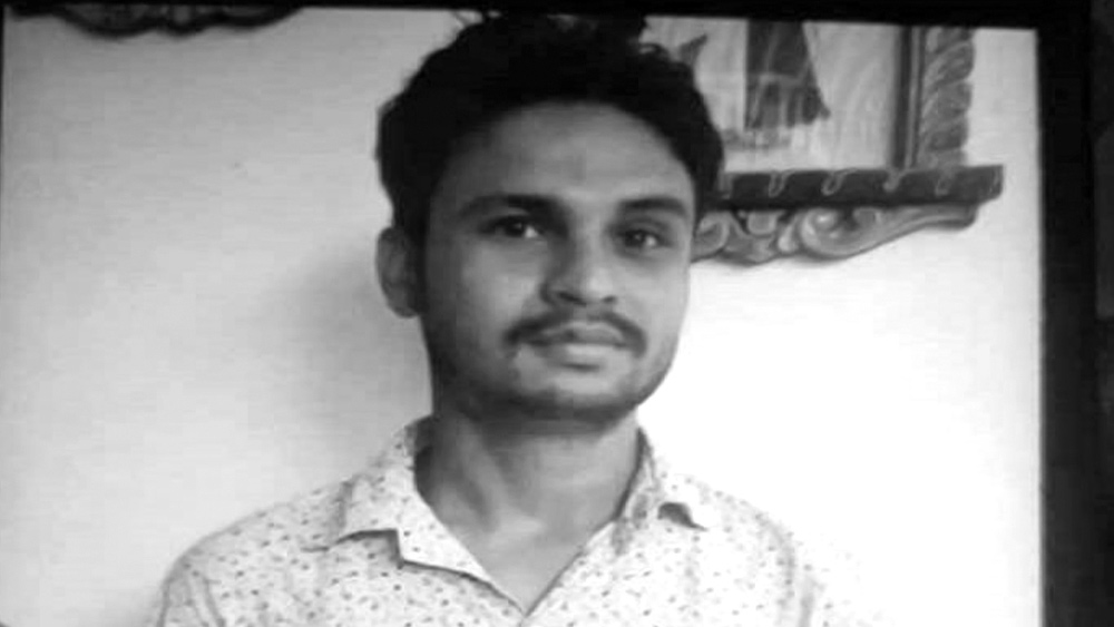 পুলিশ আধিকারিক অরবিন্দ সাক্সেনা সেই মুহূর্তে ঘরের ভিতর উপস্থিত ছিলেন। তিনি পরে জানান, পুলিশরা যখন ঘরে ঢোকে, তখনও সুনীল মৃতদেহের কোমরের নীচের অংশ টুকরো টুকরো করে কাটছিলেন। আচমকা পুলিশদের দেখে তিনি হতভম্ব হয়ে পড়েন।