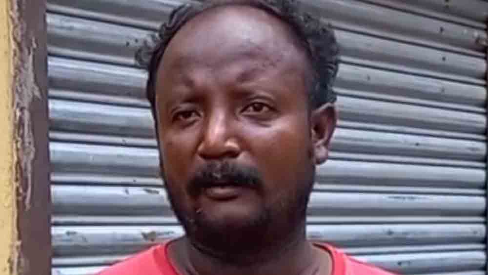 অপহৃত শ্রমিকের পরিবারের সদস্য।