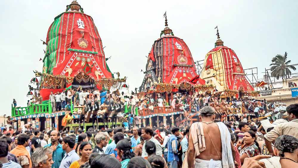 রথপার্বণ: পুরীর পথে জগন্নাথ, বলভদ্র ও সুভদ্রা দর্শনের জন্য জনসমাগম। উপরে মূল ছবি, পুরীর জগন্নাথ মন্দির