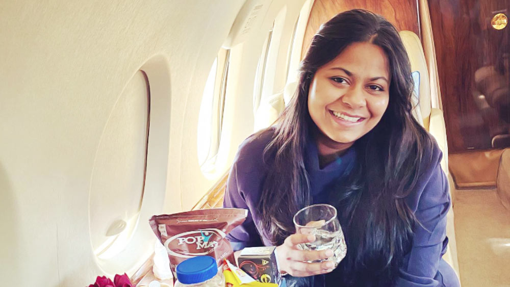 পরে মুম্বইয়ে এসে অর্থনীতিতে স্নাতক হন। তার পর একটি ডিপ্লোমা করেন। শেষে এমবিএ। কণিকা জানান, এই ব্যবসা করতে বিস্তর কাঠখড় পোড়াতে হয়েছে। প্রচুর দালালের বাধায় পড়েছেন। কিন্তু থমকে থাকেননি। সফল এই ব্যবসায়ীর কথায়, ‘‘এগিয়ে চলতে হয়। আর ভাবনায় শান দাও। সাফল্য আসবেই।’’