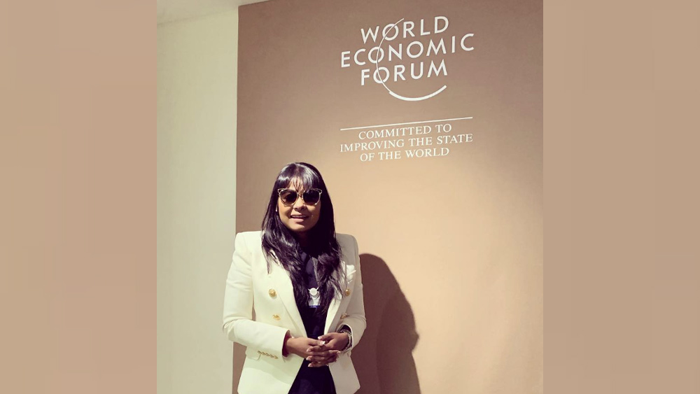 মাত্র ২২ বছর বয়সে এমন সাহসী ব্যবসায় নেমে তো পড়েছেন। কিন্তু ওই বছরই আক্রান্ত হলেন ক্যানসারে। দুরারোগ্য কর্কট রোগ হারিয়ে পরিবারের প্রায় অনিচ্ছাতেই এই ব্যবসা শুরু করেন কণিকা। আসলে দুরারোগ্য অসুখে পড়েও তিনি উড়তে চেয়েছিলেন।