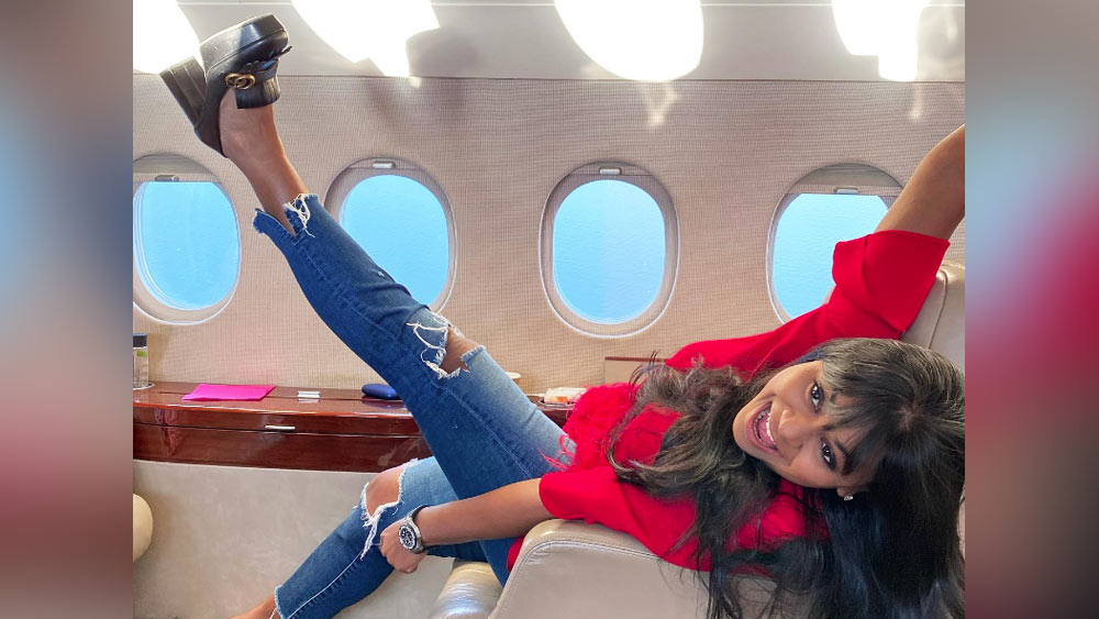 ২২ বছর বয়সে স্টার্ট-আপ ব্যবসা। সেটাও আবার প্রাইভেট জেটের! পরিচিতরা চমকে গিয়েছিলেন। করেছে কী মেয়ে!