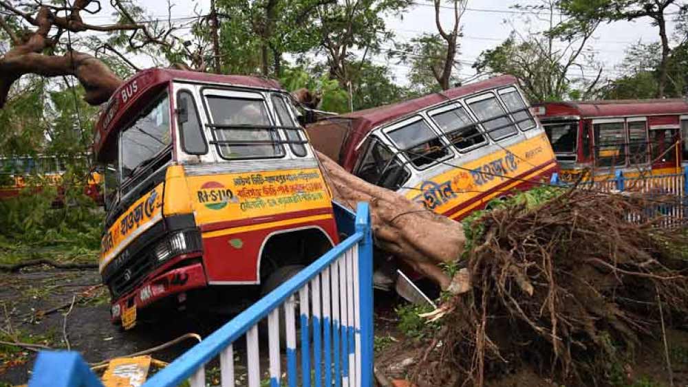 আমপানের দাপটে কলকাতা।