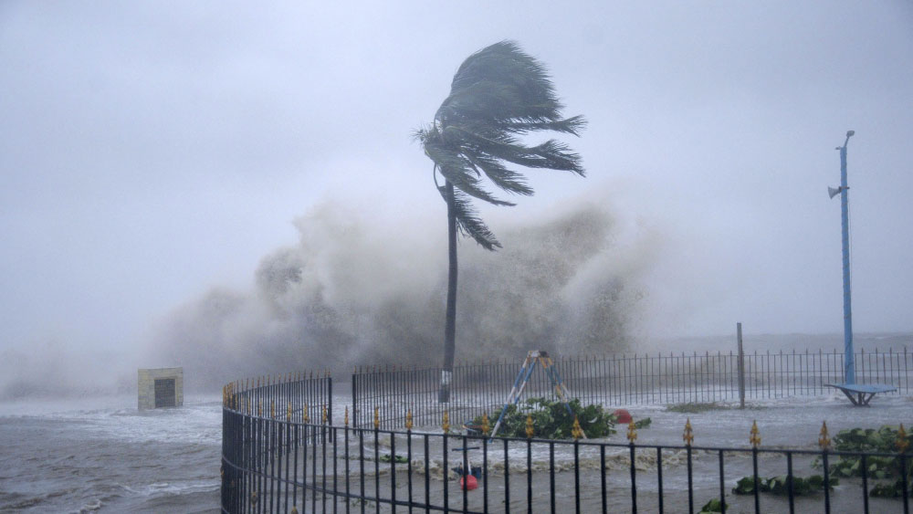 ছ’টি নতুন উপগ্রহ ব্যবহারের সিদ্ধান্ত নিয়েছে আমেরিকার ‘নাসা’। তার মধ্যে দু’টি ক্রান্তীয় ঘূর্ণিঝড়ের পূর্বাভাস সূক্ষ্ম ভাবে ধরতে পারবে বলে দাবি সে দেশের বিজ্ঞানীদের। 
