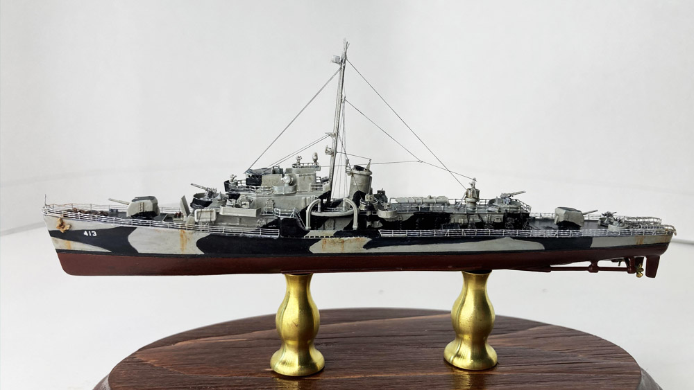 তাঁরা এই যুদ্ধজাহাজটিকে দুই টুকরোয় ভেঙে পড়ে থাকা অবস্থায় দেখতে পান। টুকরো দু’টি পরস্পরের থেকে ১০ মিটার (৩৩ ফুট) দূরত্বে পড়ে ছিল।   