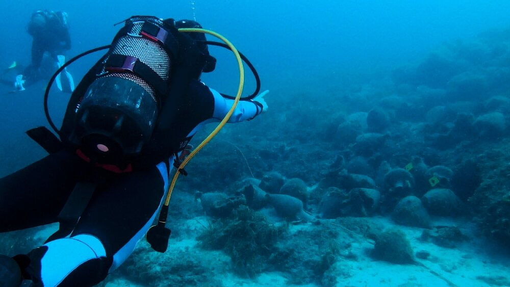 তাঁরা ‘গ্যাম্বিয়ার বে’ নামের আমেরিকার অন্য একটি জাহাজের খোঁজে নেমেছিলেন। গ্যাম্বিয়ারের খোঁজে নেমে তাঁরা স্যামির ভাঙা অংশবিশেষ দেখতে পান। একটি তিন-টিউবযুক্ত টর্পেডো লঞ্চার সবার প্রথমে নজরে আসে সকলের।