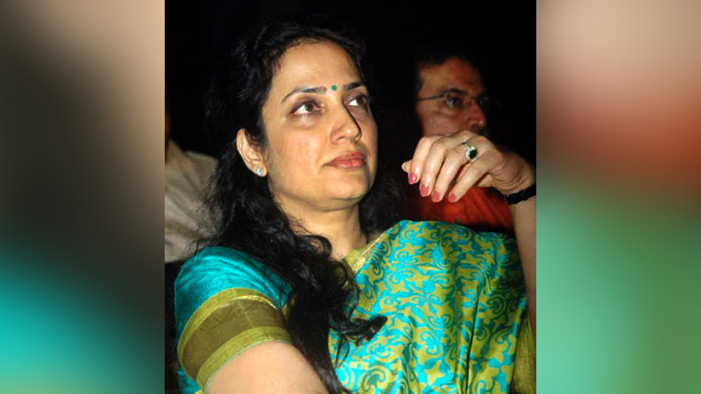  পরবর্তী সময়ে মুলুন্দে ভিজে ভেজ কলেজে বাণিজ্য বিভাগে স্নাতক হন তিনি।