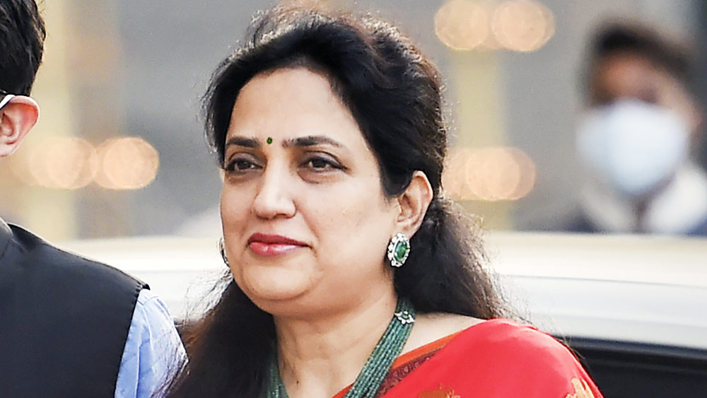 ১৯৮৭ সালে জীবনবিমায় চুক্তিভিত্তিক কর্মী হিসেবে চাকরিতে যোগ দেন রশ্মি।