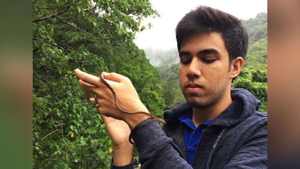 অন্য দিকে, তেজাস বন্যপ্রাণীদের নিয়ে গবেষণার কাজে যুক্ত।