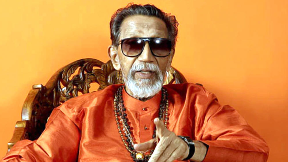 বালাসাহেবের পুত্রবধূ বলে কথা, শুধু যে তিনি ঘরকন্না সামলাবেন, রাজনীতি নিয়ে ভাববেন না, তা কি কখনও হয়! শিবসেনার মুখপত্র ‘সমনা’র সম্পাদকের দায়িত্বভার রয়েছে রশ্মির কাঁধে।